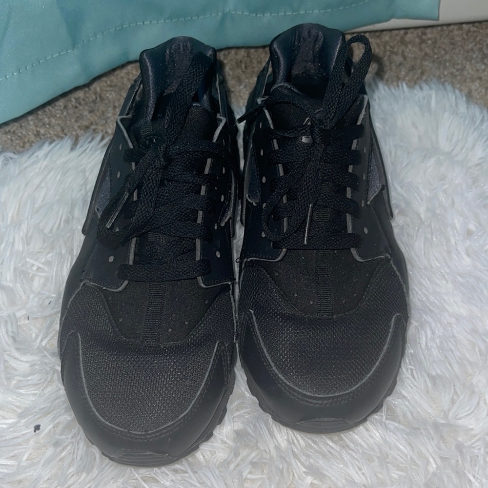 Black huarache nike sneakers